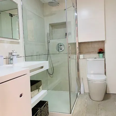 Апартаменты Cathedral Studio, Luxury In Cathedral Area, Parking Optional *